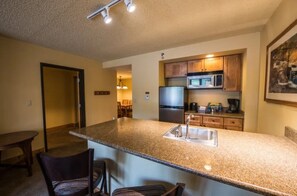 Kühlschrank, Mikrowelle, Herdplatte, Geschirrspüler