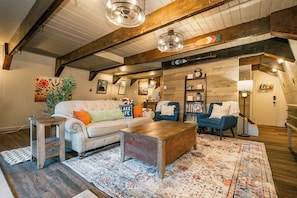 Smart TV, fireplace, books - Rustic Charm Meets Modern Boutique + Lake Central + Hot Tub, Sauna, Lake Access (Oakland)