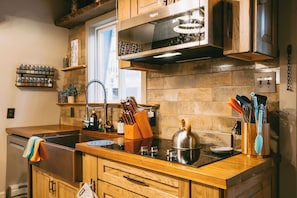 Fridge, microwave, oven, stovetop - Rustic Charm Meets Modern Boutique + Lake Central + Hot Tub, Sauna, Lake Access (Oakland)