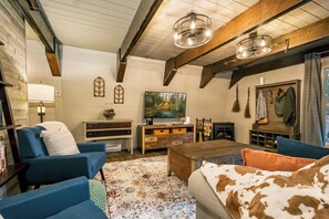 Smart TV, fireplace, books - Rustic Charm Meets Modern Boutique + Lake Central + Hot Tub, Sauna, Lake Access (Oakland)