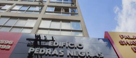 A building with a sign reading "EDIFICIO PEDRAS NEGRAS".