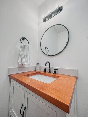 ヘアドライヤー、タオル、石鹸、シャンプー