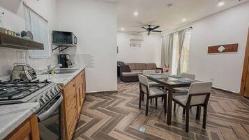 Kjøleskap, mikrobølgeovn, ovn og kokeplater