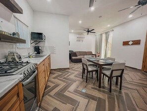 Kjøleskap, mikrobølgeovn, ovn og kokeplater