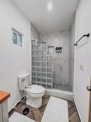 Hårføner, håndklær, såpe og sjampo