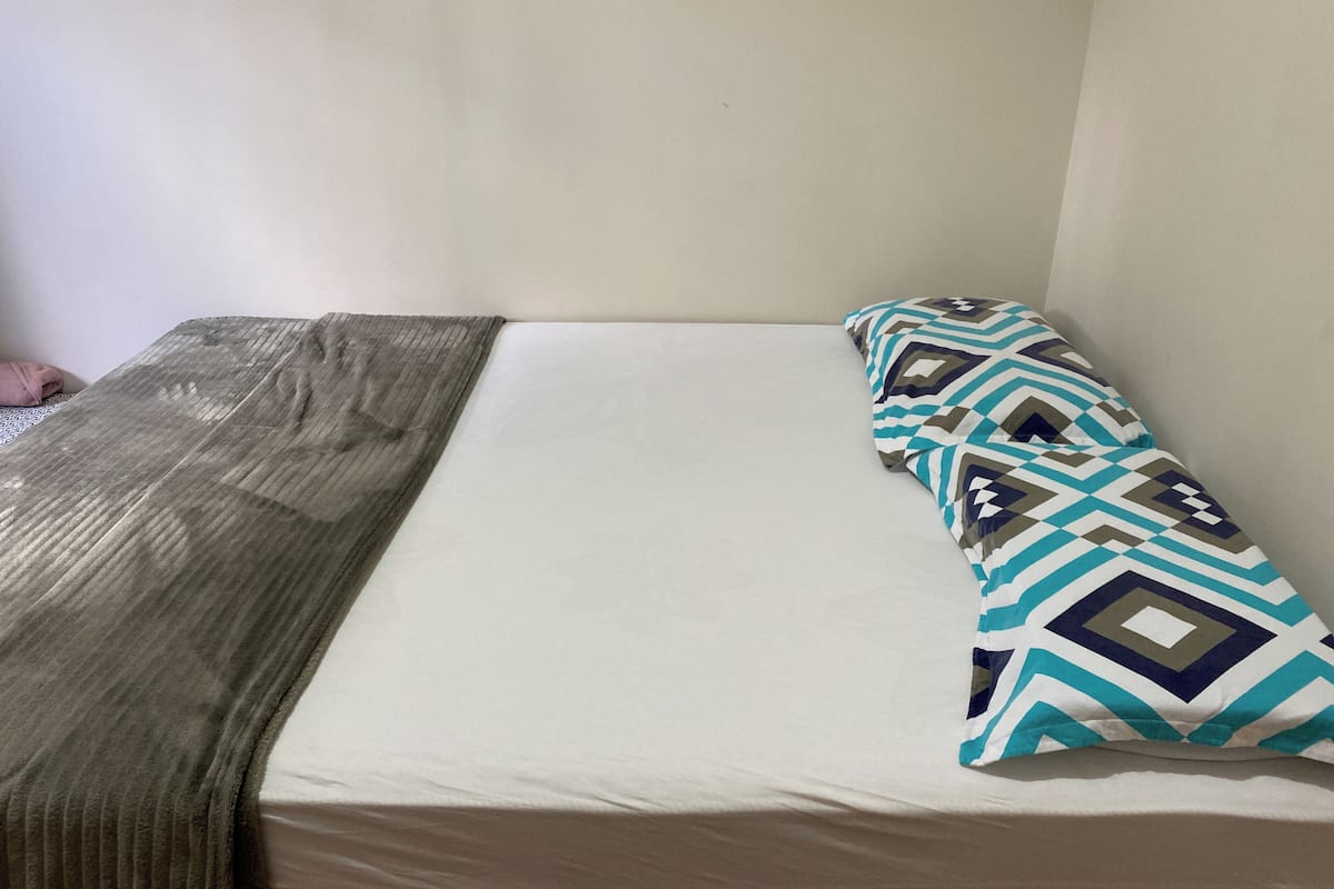 5 habitaciones, muebles diferentes y cortinas blackout