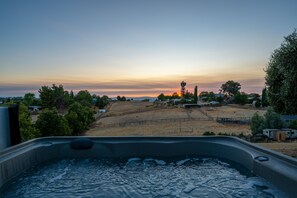 Outdoor spa tub - Wine Country Escape*Hot Tub*Fire Pit (Paso Robles)
