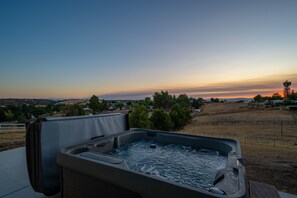 Outdoor spa tub - Wine Country Escape*Hot Tub*Fire Pit (Paso Robles)