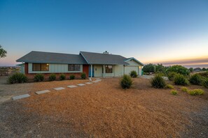 Exterior - Wine Country Escape*Hot Tub*Fire Pit (Paso Robles)