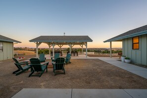 Outdoor dining - Wine Country Escape*Hot Tub*Fire Pit (Paso Robles)