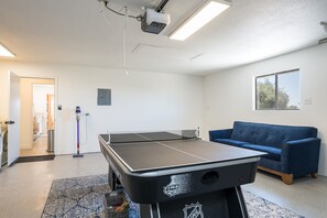 Game room - Wine Country Escape*Hot Tub*Fire Pit (Paso Robles)