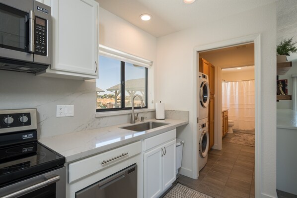 Fridge, microwave, oven, stovetop - Wine Country Escape*Hot Tub*Fire Pit (Paso Robles)