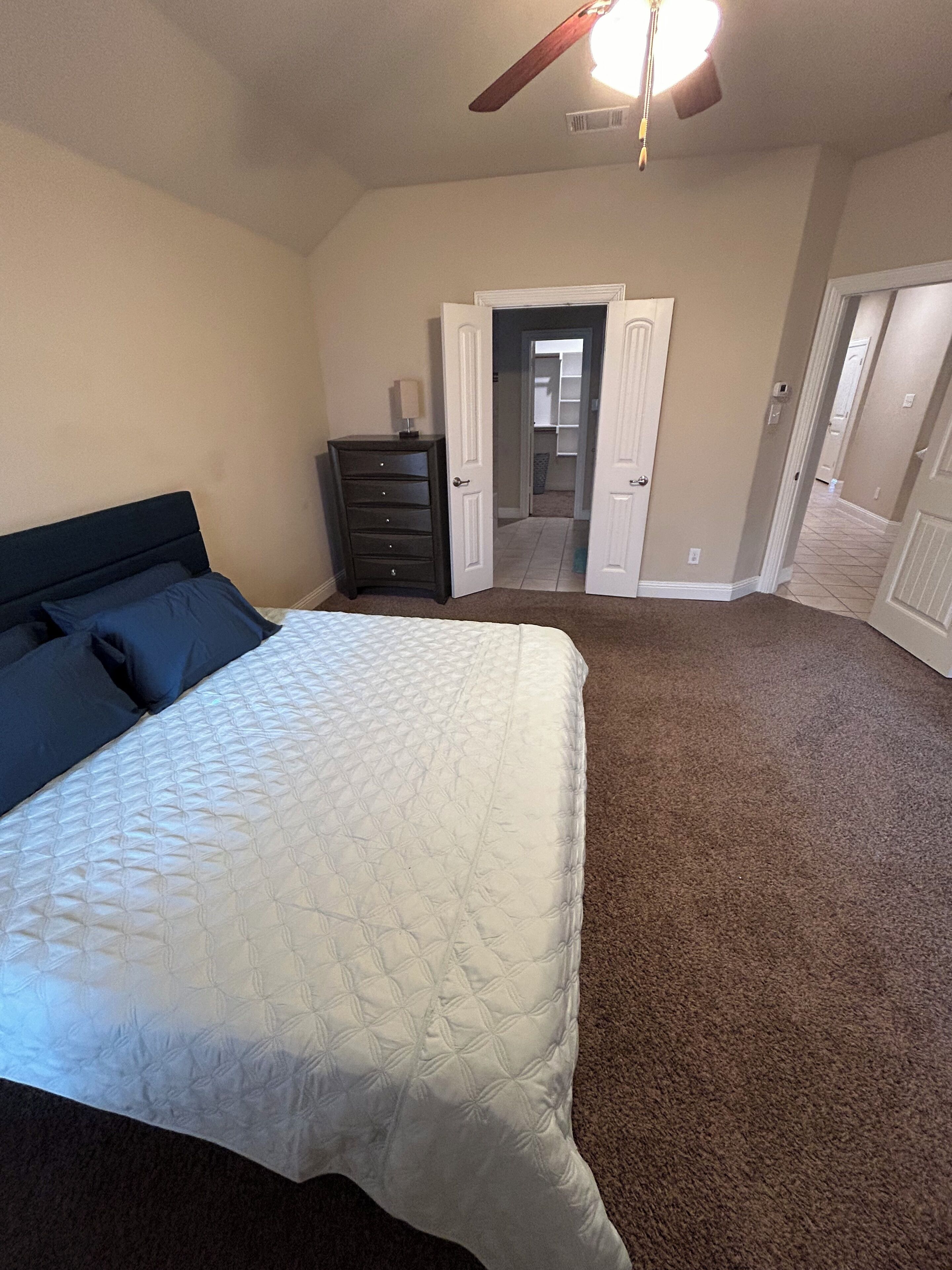 3 habitaciones, tabla de planchar con plancha, wifi y ropa de cama 