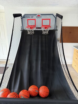 Game room - Modern Kentucky Retreat Near Ark & Cincinnati! (Covington)