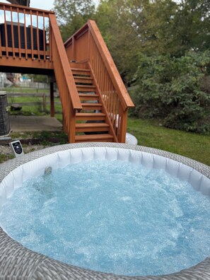 Outdoor spa tub - Modern Kentucky Retreat Near Ark & Cincinnati! (Covington)