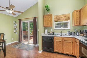 Microwave, oven, stovetop, dishwasher - Modern Kentucky Retreat Near Ark & Cincinnati! (Covington)