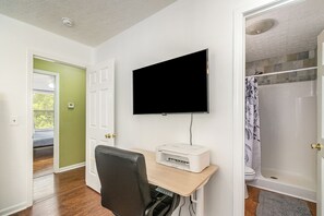 4 bedrooms, iron/ironing board, WiFi, bed sheets