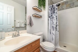 Een douche, een haardroger, handdoeken, zeep
