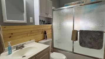 Douche, sĂšche-cheveux, serviettes fournies, savon