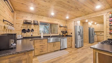 ثلاجة، ميكروويف، فرن، موقد طهي مسطح