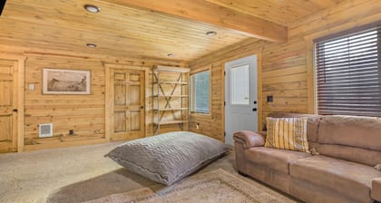 Riverfront Luxury Snowshoeing/snowmobiling/skiing:Bedroom Cabin,Hot Tub, Games