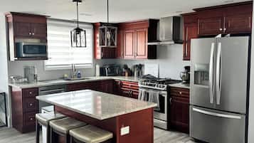 Een koelkast, een magnetron, een oven, een kookplaat