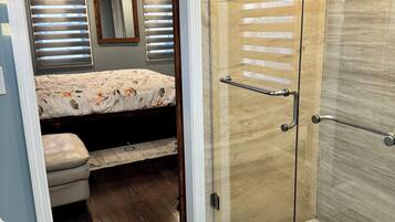 3 bedrooms, desk, iron/ironing board, travel crib