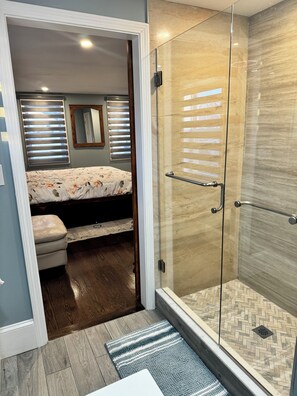 3 habitaciones, escritorio y tabla de planchar con plancha 