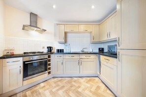 Fridge, spices - Gated FREE Parking Hatfield - Near University - Direct Trains to London (Hertfordshire)