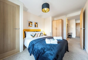 2 bedrooms, iron/ironing board, internet, bed sheets