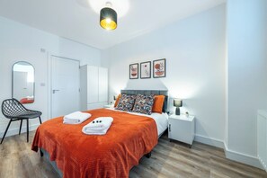 2 quartos, ferros/tábuas de passar roupa, acesso à internet