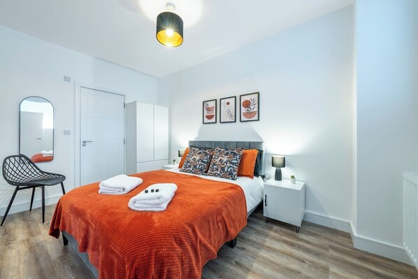 2 bedrooms, iron/ironing board, internet, bed sheets