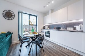 Fridge, microwave, oven, stovetop - 2 Bedroom - Free Parking - 4 min walk to station - Direct train to London (Potters Bar)