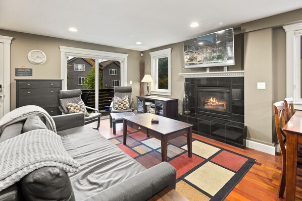 Smart TV, fireplace, books - Charming 3BR Townhome near DT Seattle W/ Balcony! (Seattle)