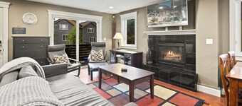 Charming 3BR Townhome near DT Seattle W/ Balcony!
