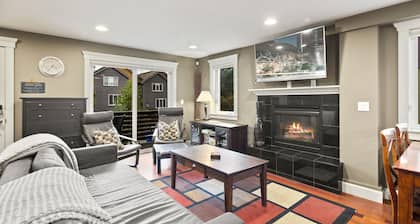 Charming 3BR Townhome near DT Seattle W/ Balcony!