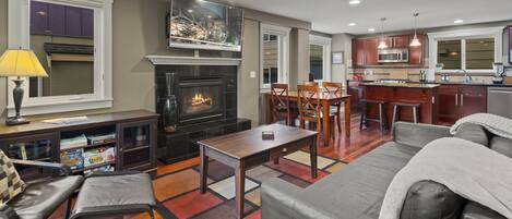 Smart TV, chimenea, libros