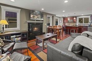 Smart TV, fireplace, books - Charming 3BR Townhome near DT Seattle W/ Balcony! (Seattle)