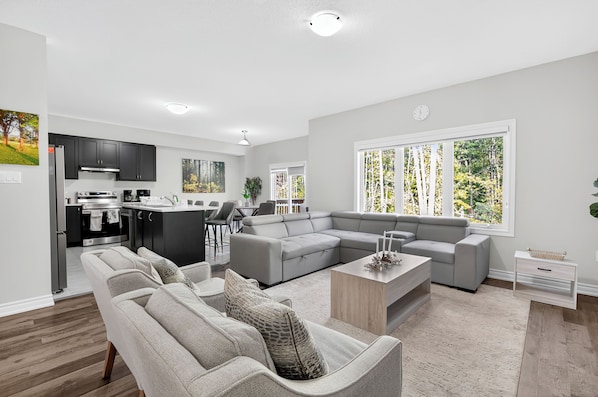 Smart-TV, Kamin, Videospiele, Tischtennisplatte