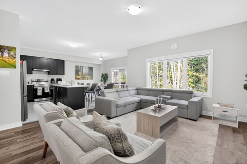 Come stay at the Muskoka Lakes! Close to several golf courses, resorts and lakes