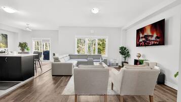 Smart-tv, een open haard, videospelletjes en een tafeltennistafel