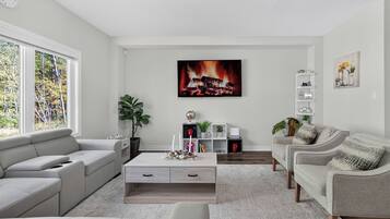 Een smart-tv, een open haard, videogames en een tafeltennistafel