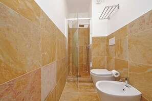 Dusj, hårføner, bidé og håndklær