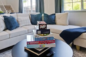 Smart TV, books - Modern Home near Santana Row, San Jose (San Jose)