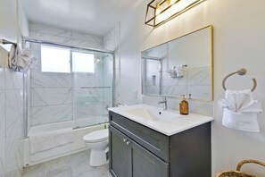 Douche, sèche-cheveux, serviettes fournies, savon