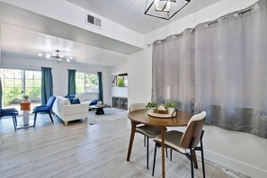 Smart TV, books - Modern Home near Santana Row, San Jose (San Jose)