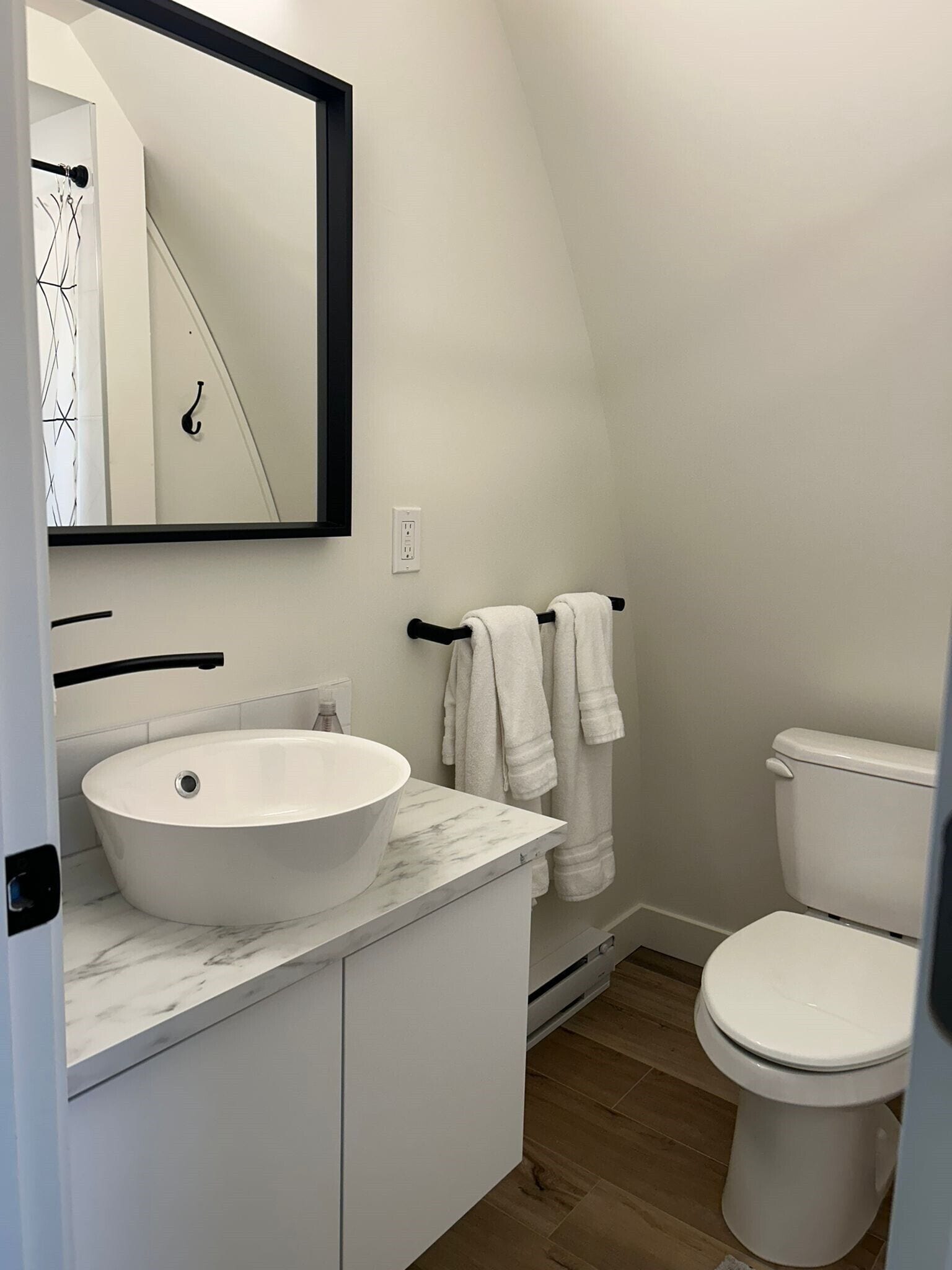 Sèche-cheveux, serviettes fournies, savon, shampoing