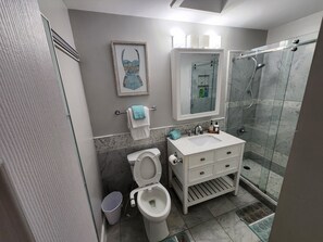 Sèche-cheveux, serviettes fournies, savon, papier toilette