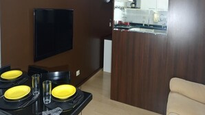Une cuisine moderne dotée d’une cuisinière intégrée, de meubles blancs et d’une grande fenêtre.