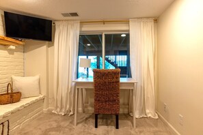 Interior - Shoreview Lakeside Cottage (Shoreview)